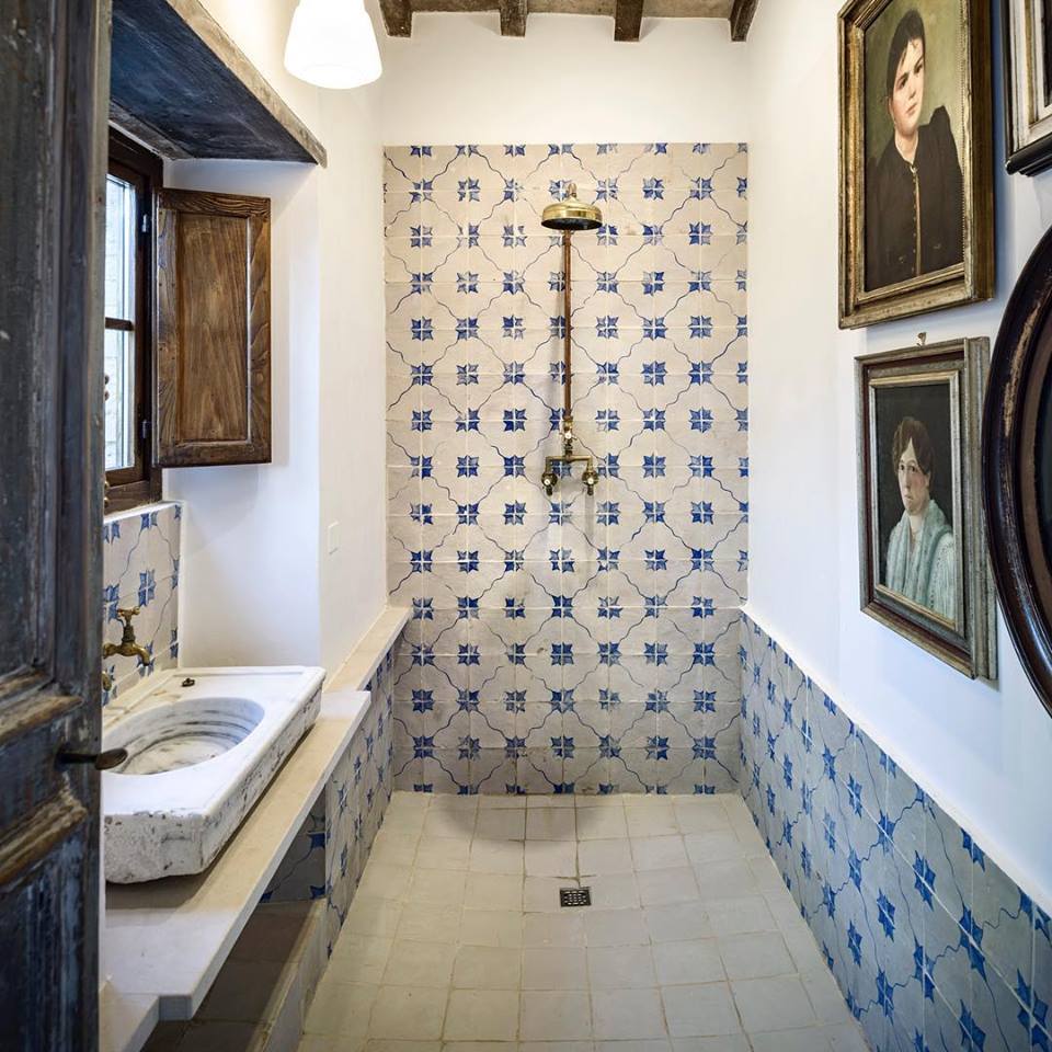 Historická, ručně vyrobená a malovaná terakota s glazurou v koupelně