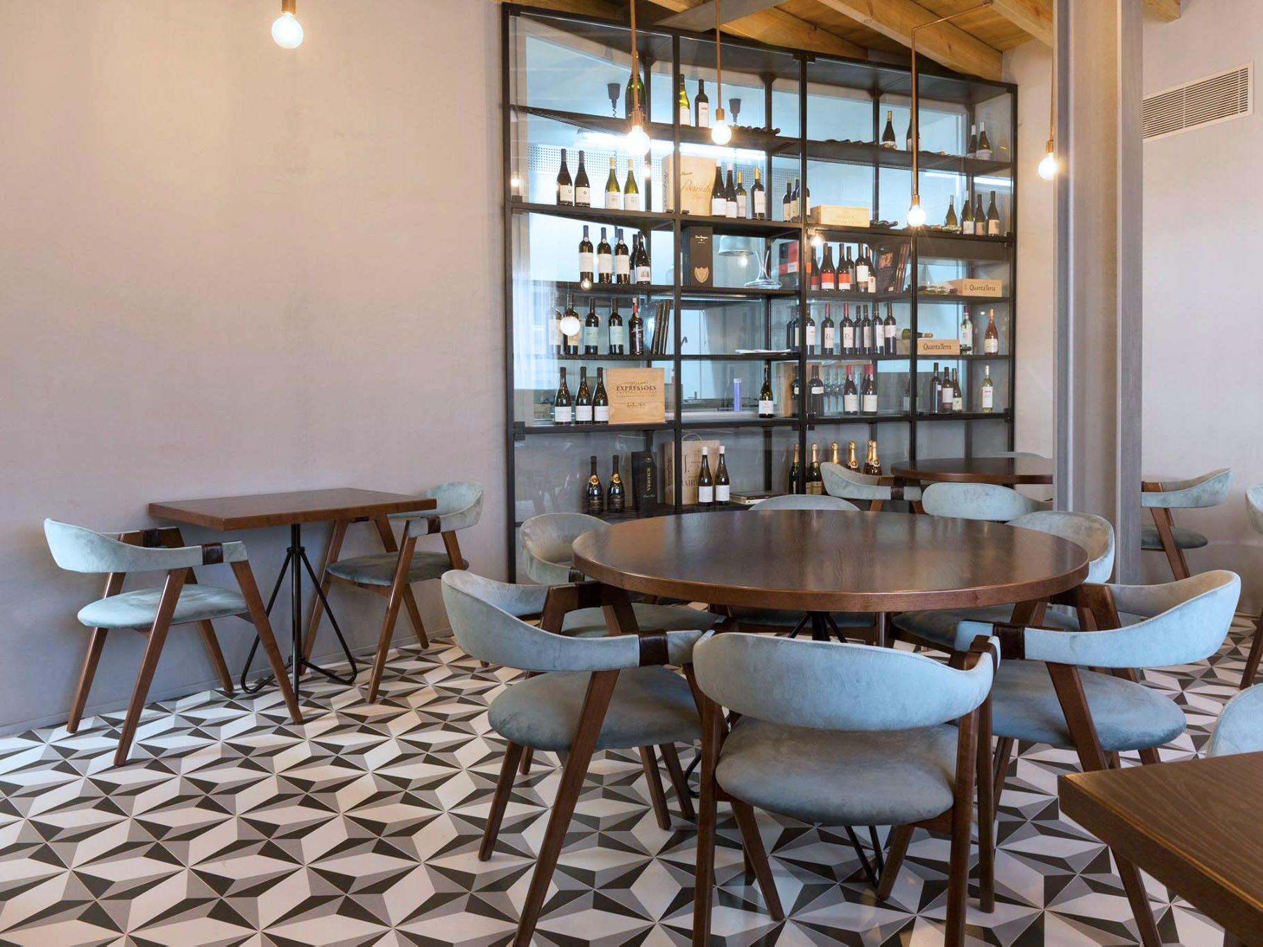 Realizace – keramická dlažba s historickým vzorem v kavárně