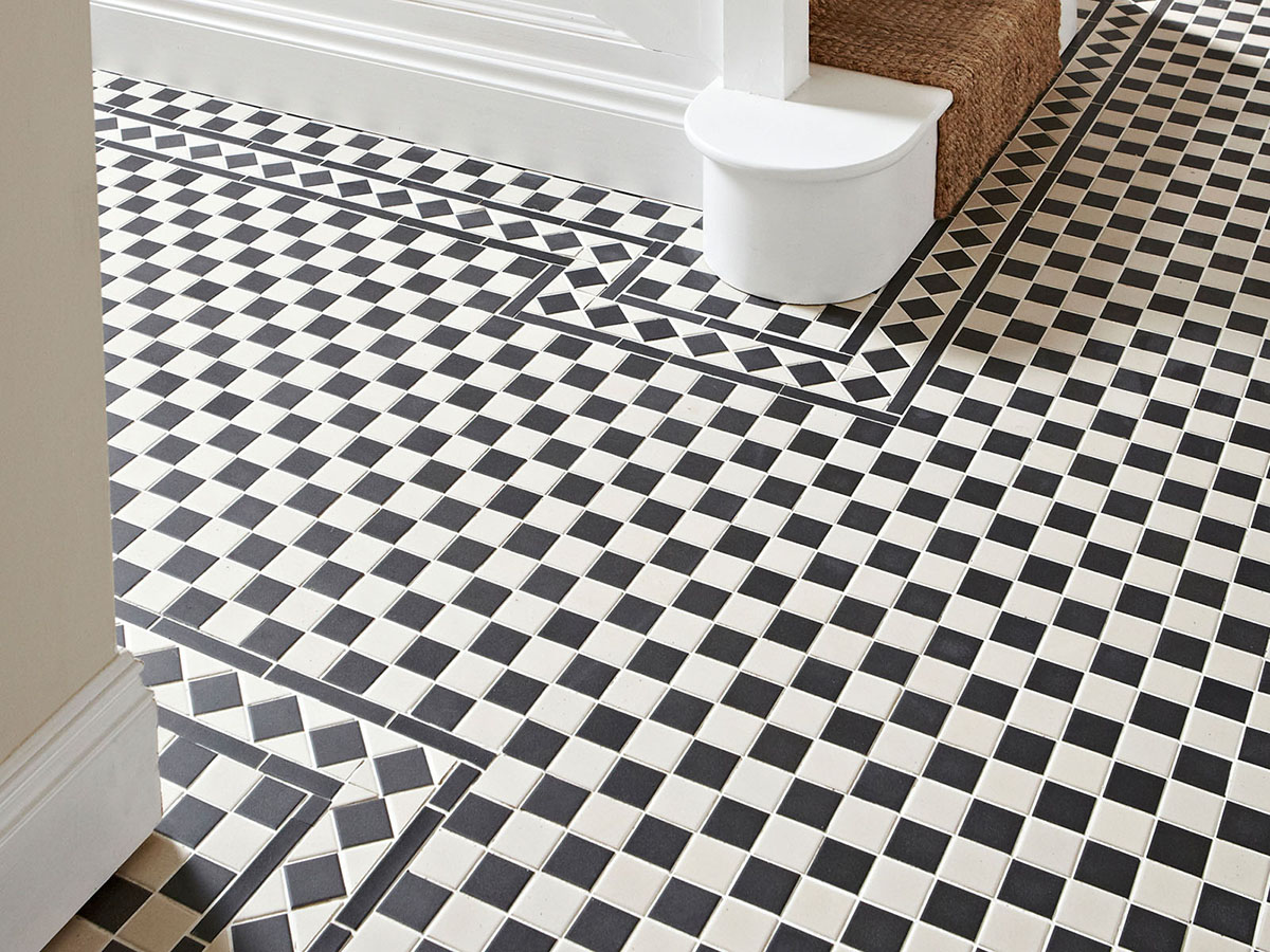 Full body – historická viktoriánská černo bílá mozaika