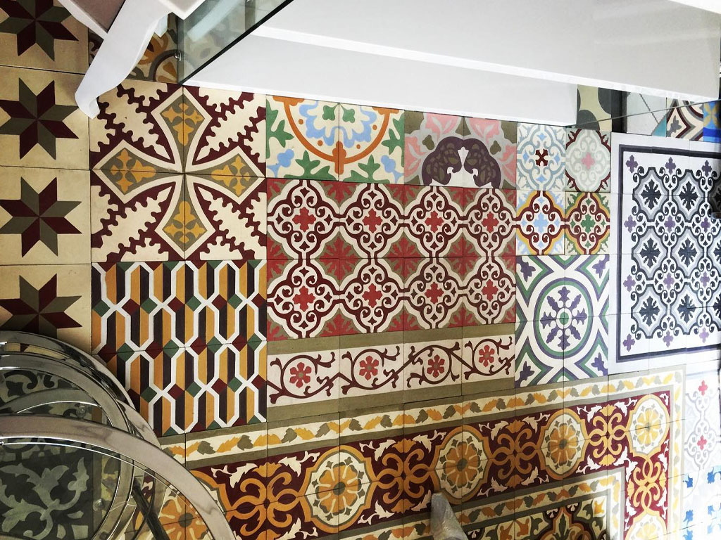 Historická cementová dlažba jako patchwork