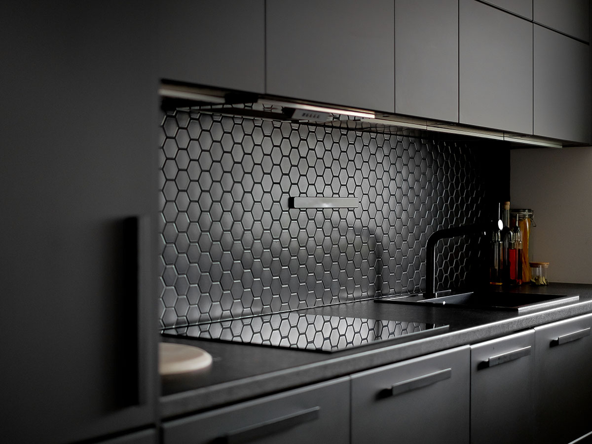 Černá matná mozaika v kuchyni – slinutý hexagon.
