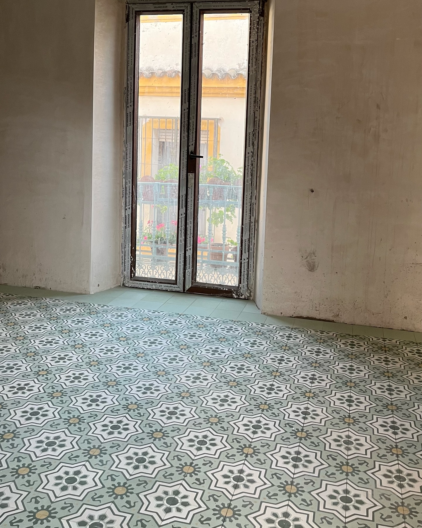 Cementová dlažba – realizace, inspirace, detaily, výroba