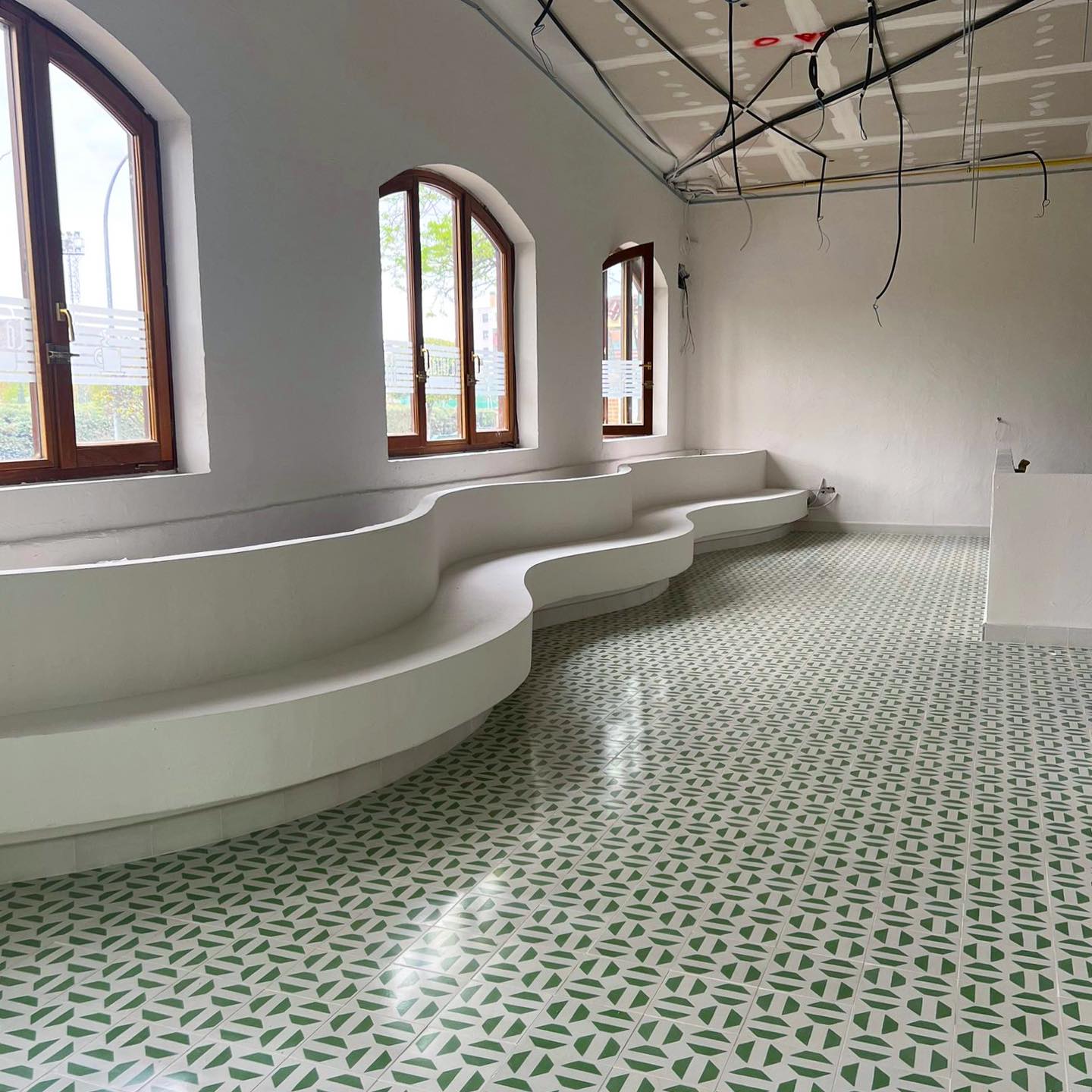 Cementová dlažba – realizace, inspirace, detaily, výroba