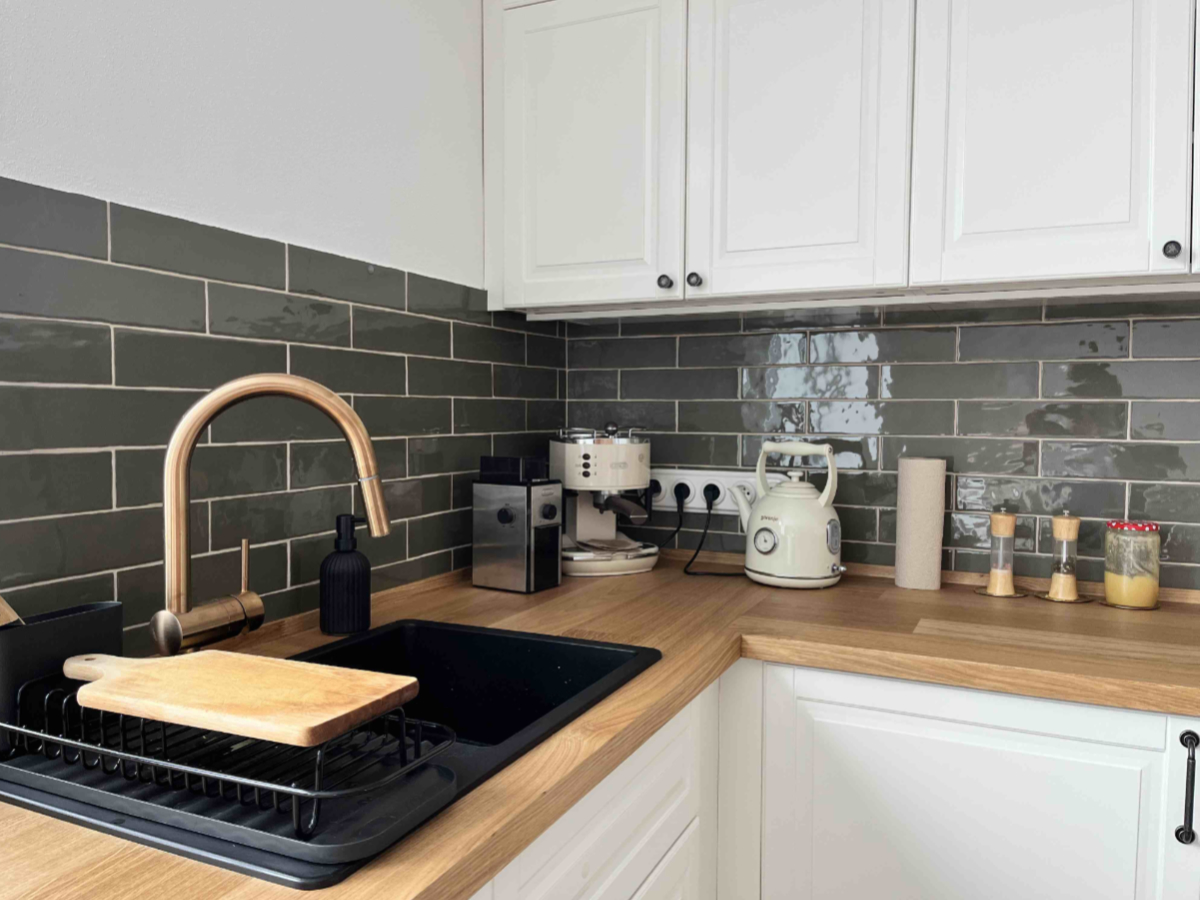 Khaki zelené obdélníkové obklady v handmade stylu v bílé kuchyni – realizace.