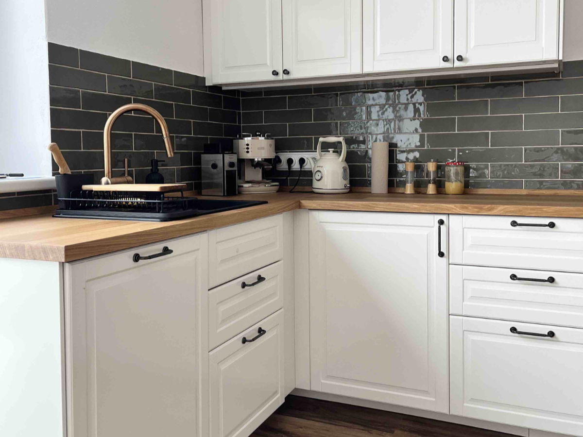 Khaki zelené obdélníkové obklady v handmade stylu v bílé kuchyni – realizace.