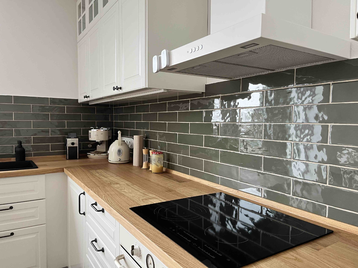 Khaki zelené obdélníkové obklady v handmade stylu v bílé kuchyni – realizace.