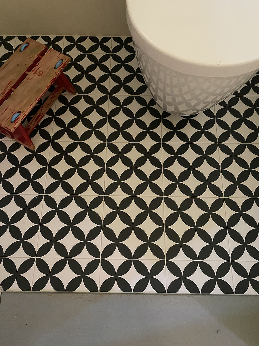 Detail dlažby Fleur Noir v koupelně