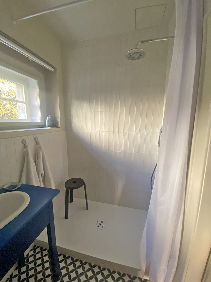 Inspirace koupelna – sprchová zóna s bílým obkladem