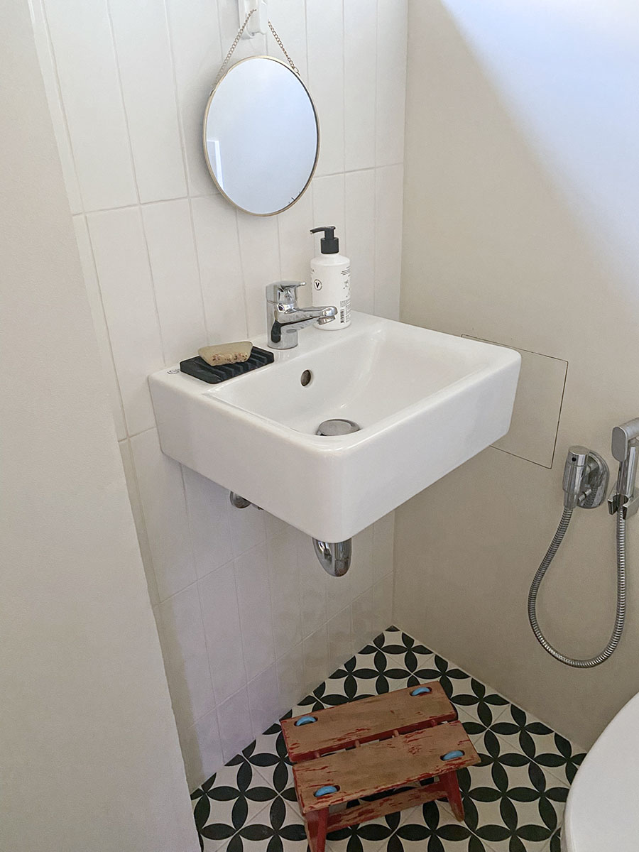 Inspirace koupelna – čisté bílé stěny a kontrastní dlažba