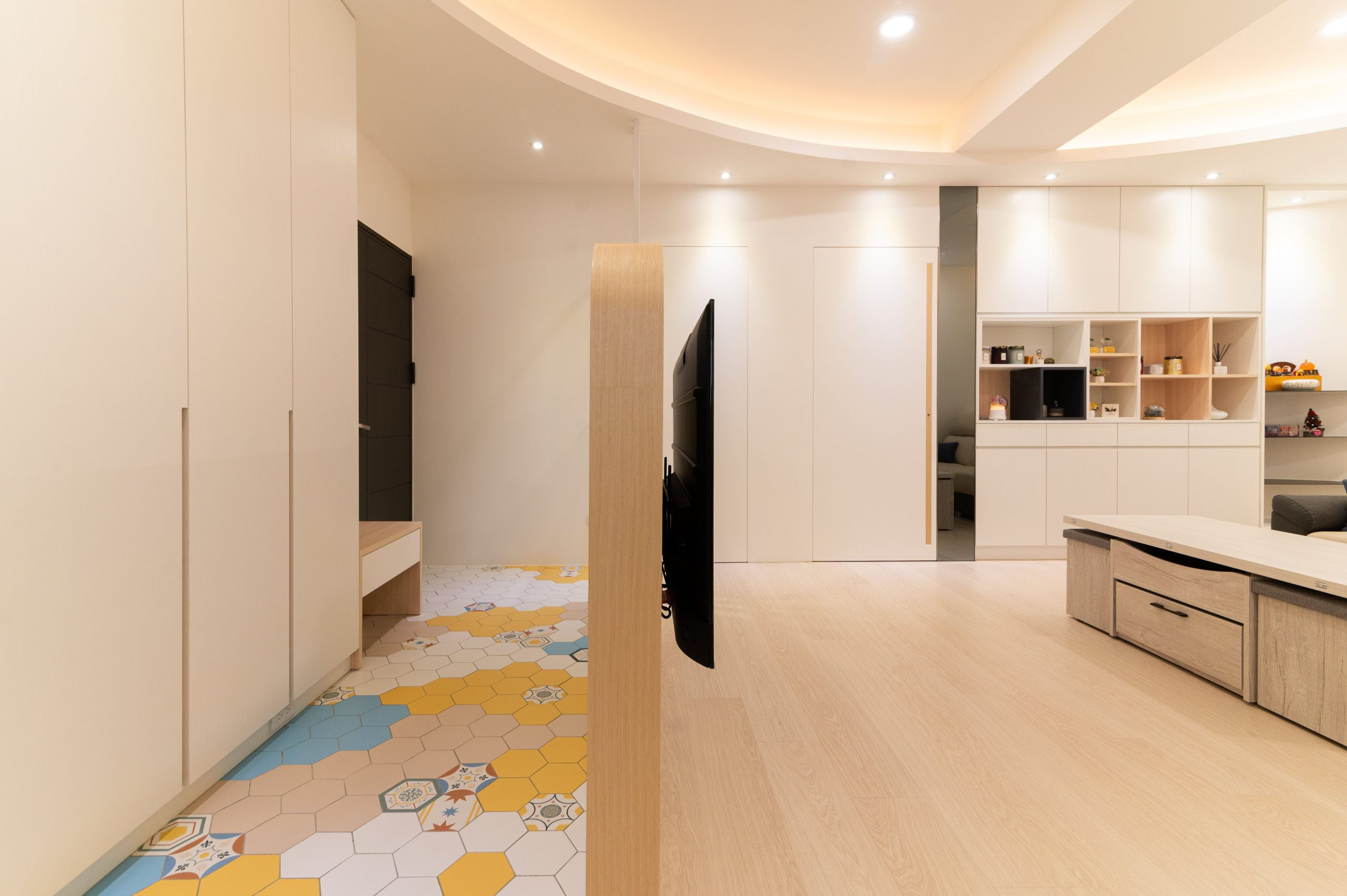 Cevica Boom – barevná hexagonová dlažba v interiéru