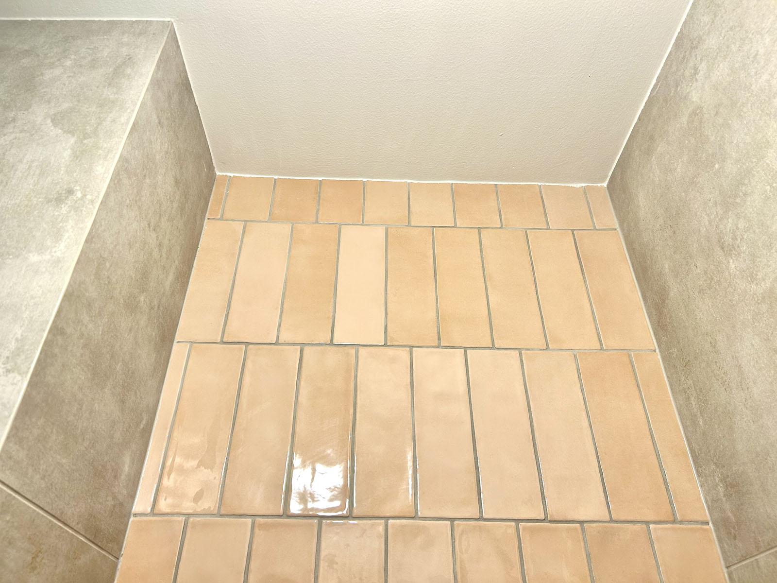 Inspirace koupelna – růžové handmade obklady metro na výšku