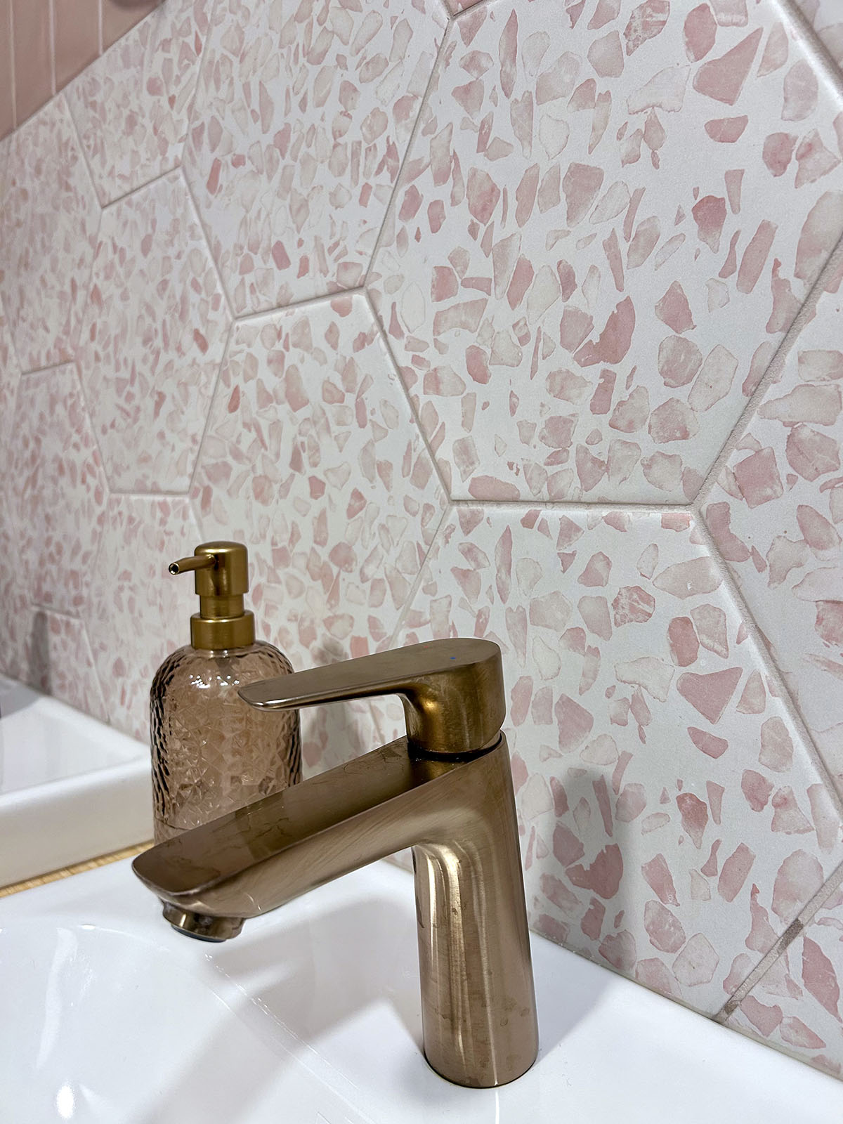 Inspirace koupelna – růžový terrazzo hexagon