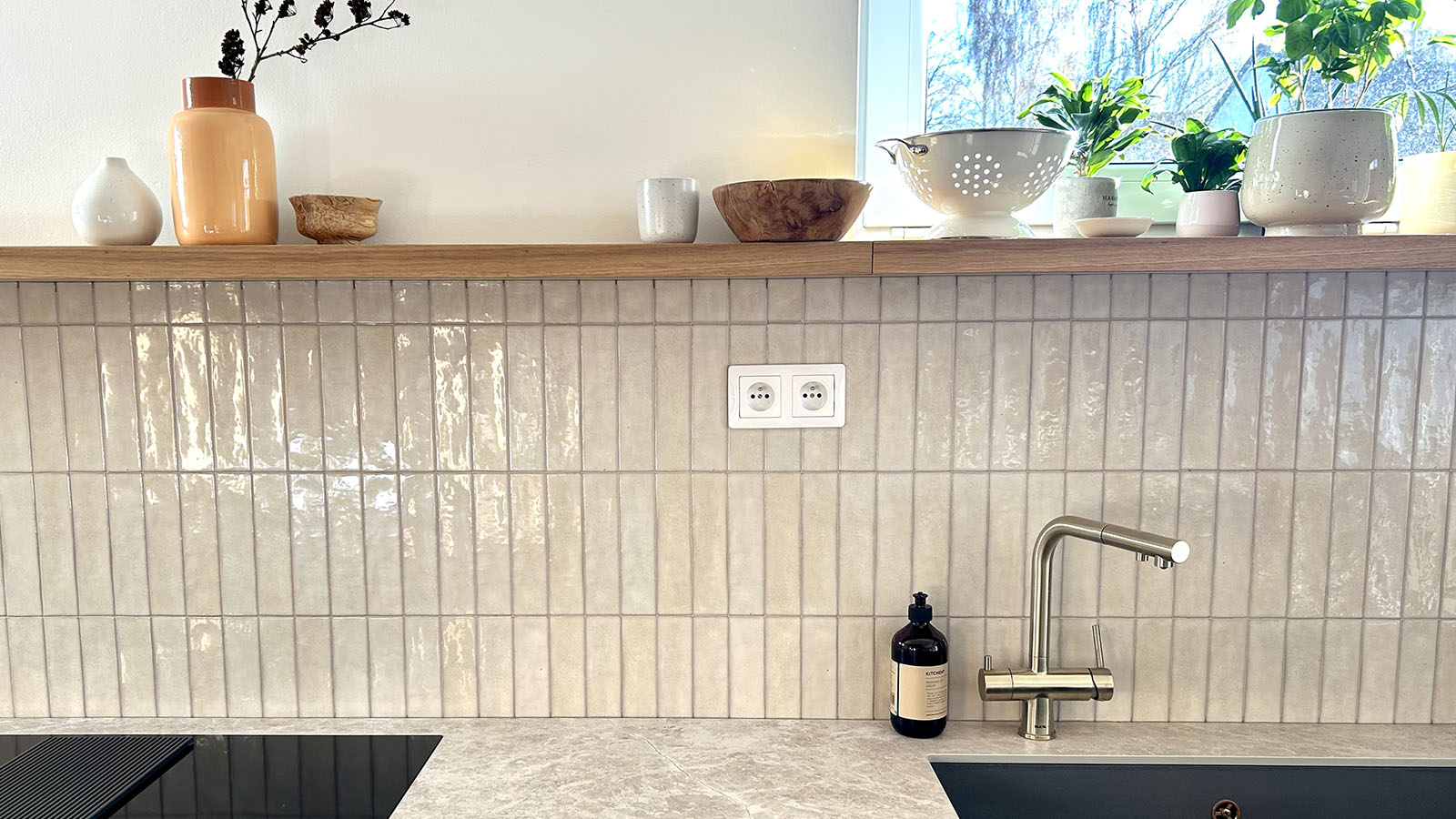 Koupelna s bílými obklady a černo-bílou dlažbou Fleur Noir