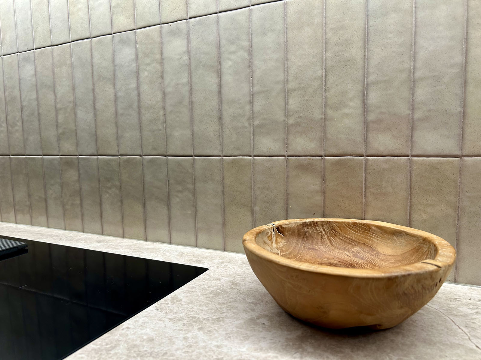 Inspirace koupelna – béžové obklady v handmade stylu, obdélník na výšku