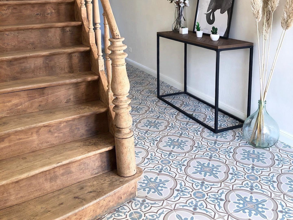 Dlažba 20x20 v chodbě