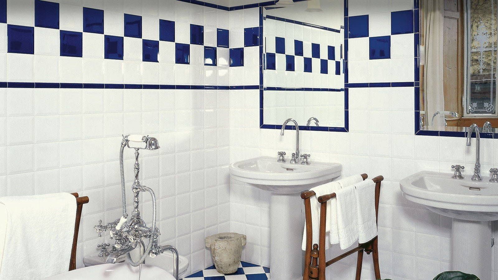 Bílo modrá koupelna s retro obklady ve stylu biselado.