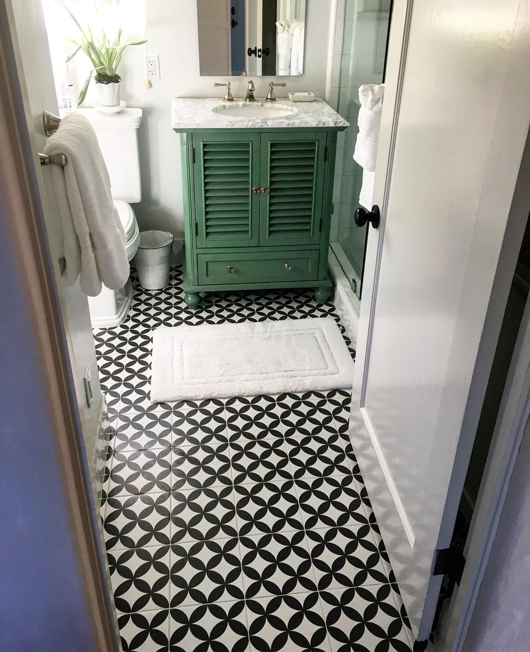 Retro dlažba s černo bílým vzorem vrbového listu.