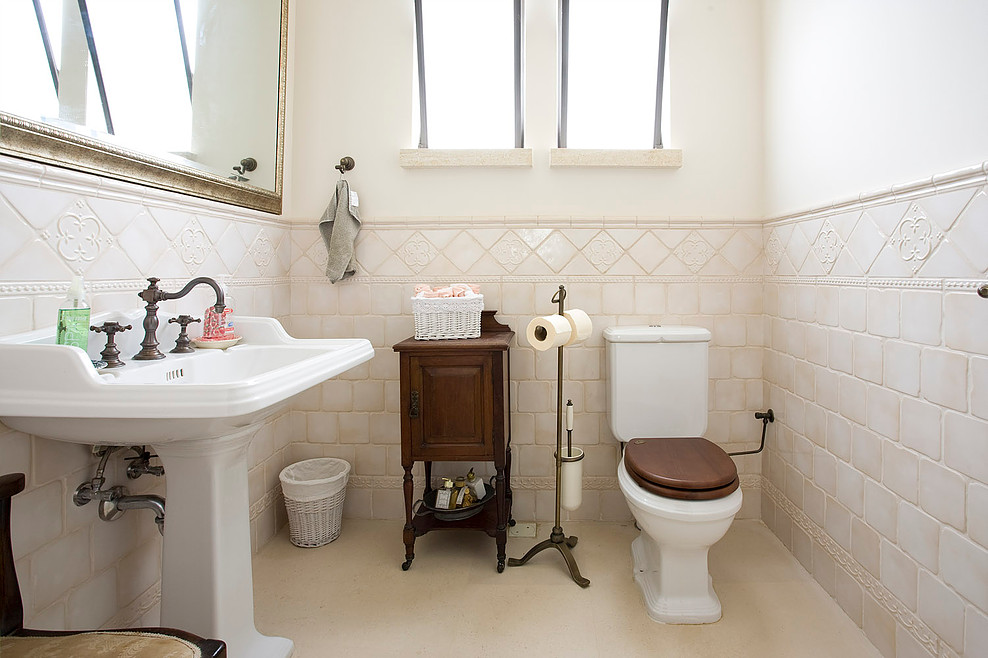 Majolikové retro obklady v koupelně v kouřově béžové barvě.