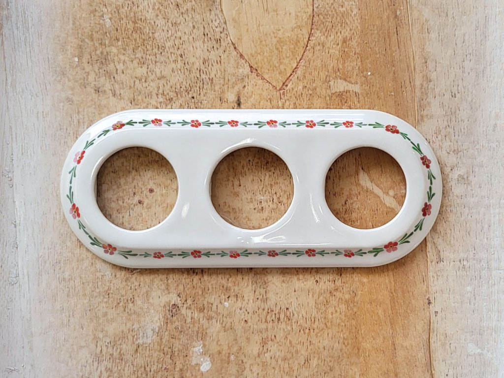 keramicky porcelanovy trojramecek retro vintage bily cervene kvetiny listy vypinace zasuvky
