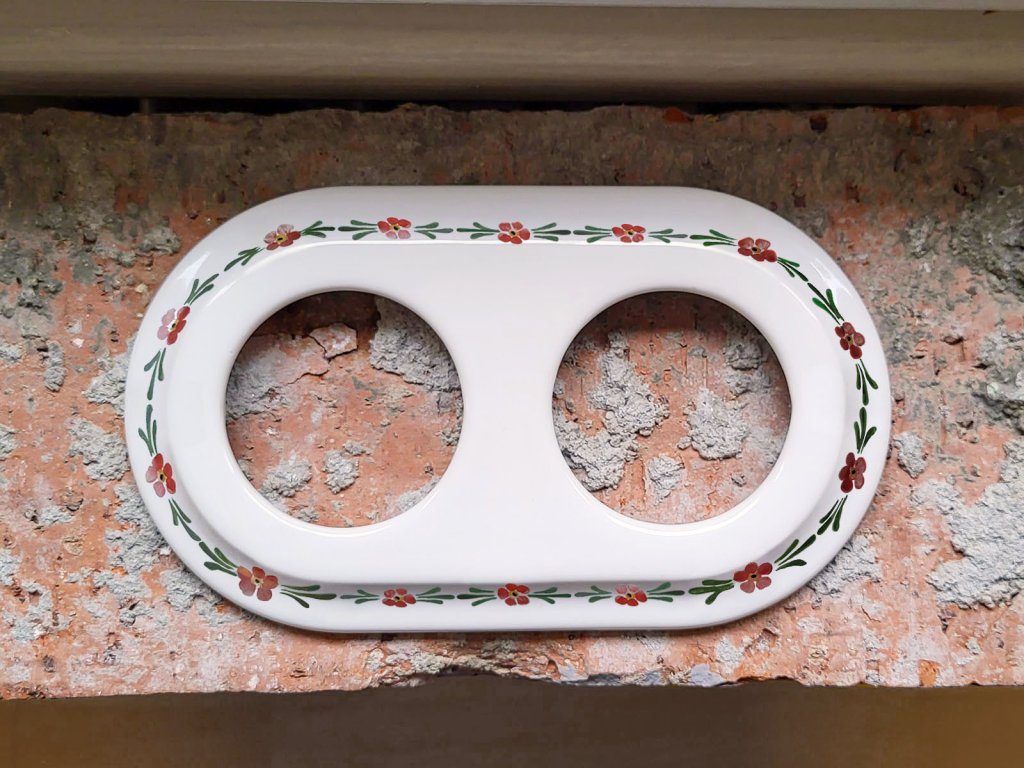 keramicky porcelanovy dvojramecek retro vintage bily cervene kvetiny listy vypinace zasuvky