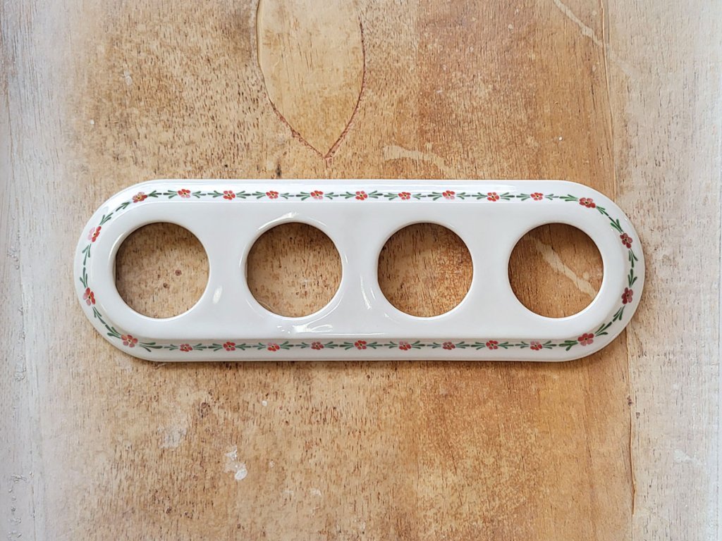 keramicky porcelanovy ctyrramecek retro vintage bily cervene kvetiny listy vypinace zasuvky