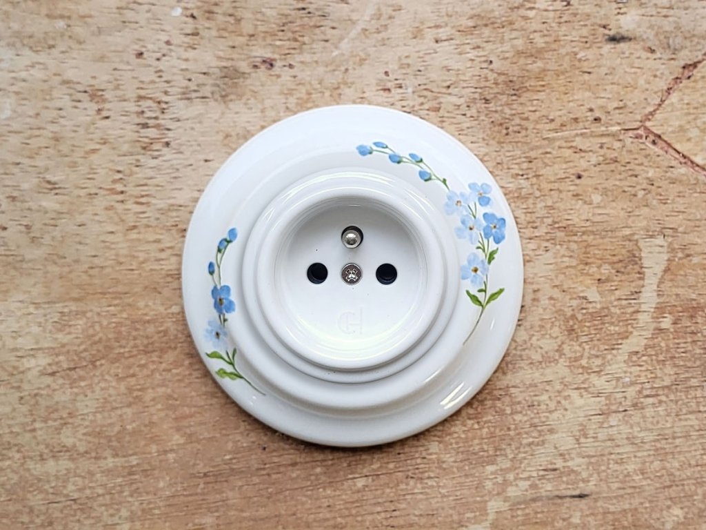 keramicky vypinac zasuvka malovany retro vintage pomnenky P s linkou 05