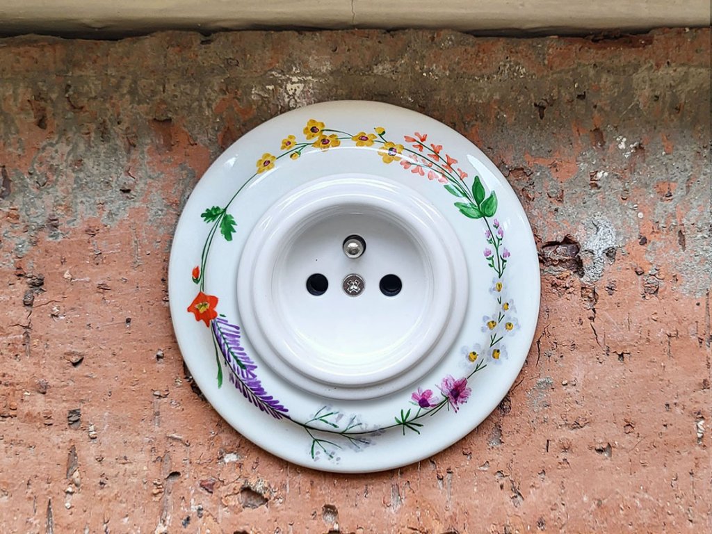 keramicky vypinac zasuvka malovany retro vintage venecek z kviti zasuvka