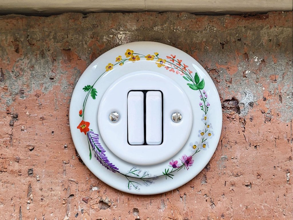 keramicky vypinac zasuvka malovany retro vintage venecek z kviti 6+6 dvouklapkovy