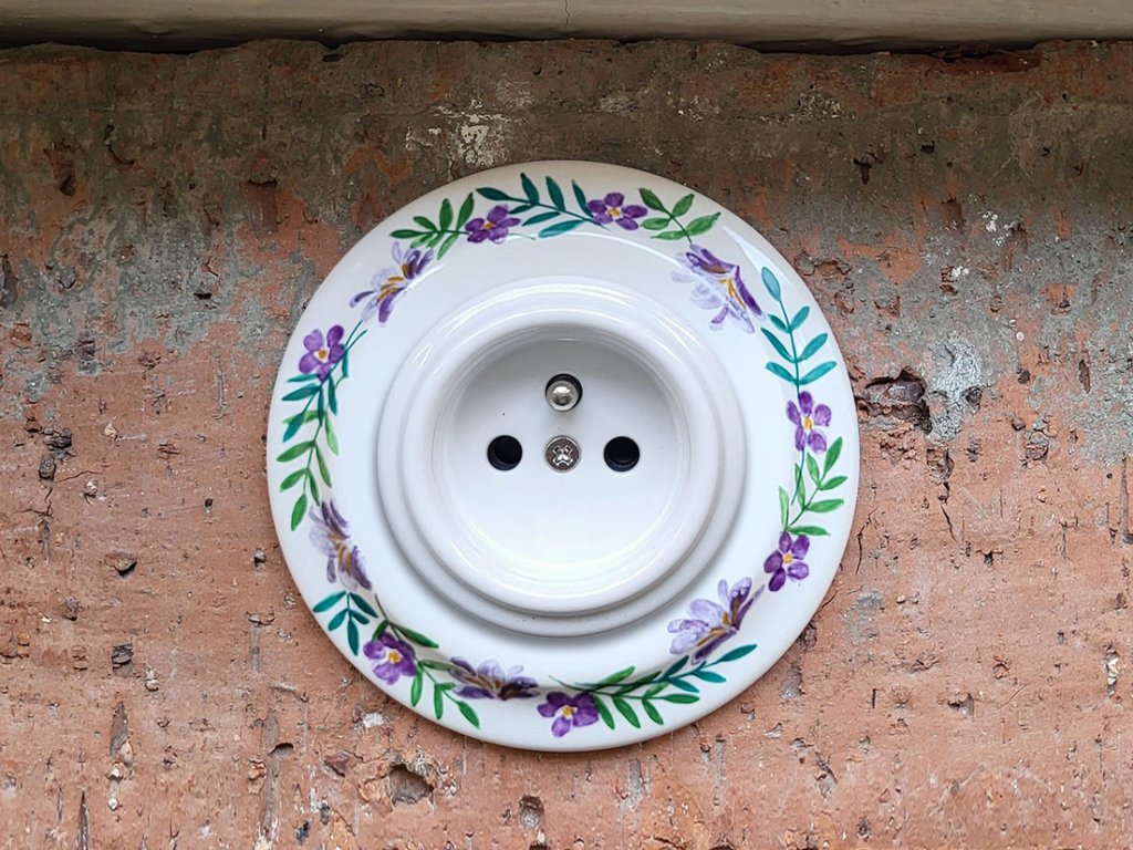 keramicky vypinac zasuvka malovany retro vintage fialove kviti zasuvka