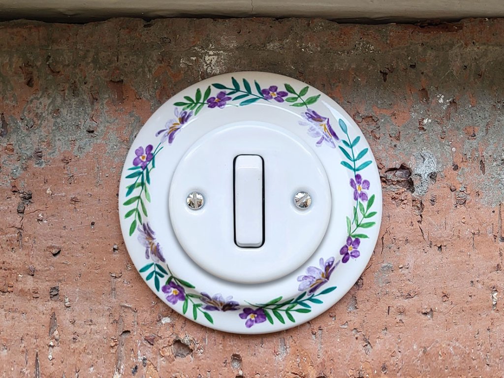 keramicky vypinac zasuvka malovany retro vintage fialove kviti 6 kolebkovy
