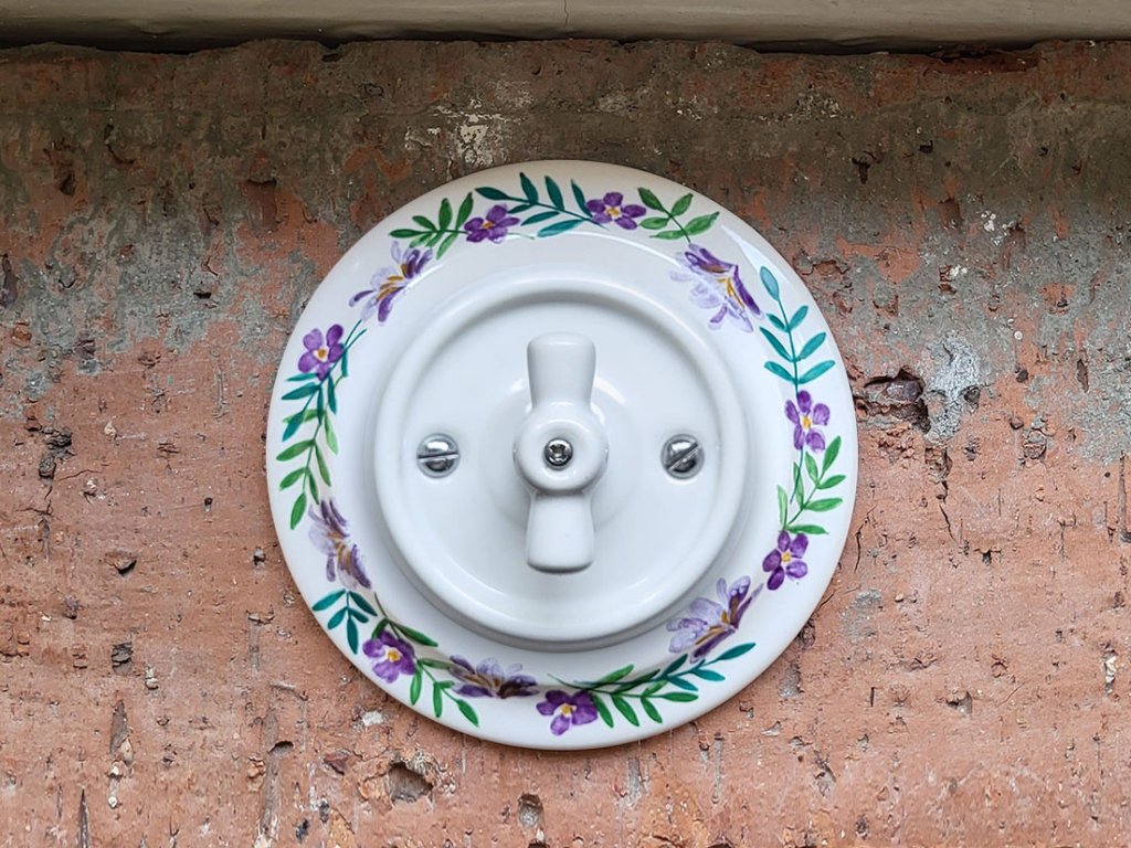 keramicky vypinac zasuvka malovany retro vintage fialove kviti otocny 02