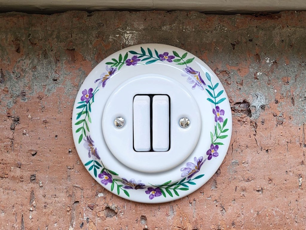 keramicky vypinac zasuvka malovany retro vintage fialove kviti 6+6