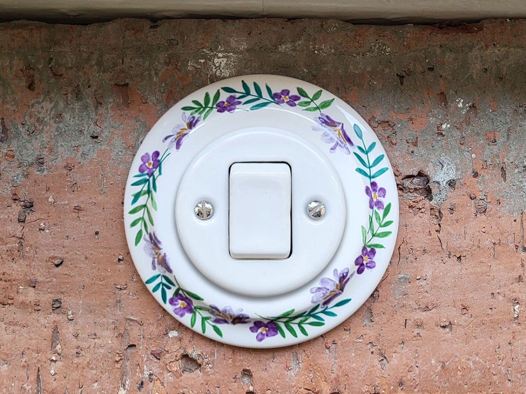 keramicky vypinac zasuvka malovany retro vintage fialove kviti 7 krizovy