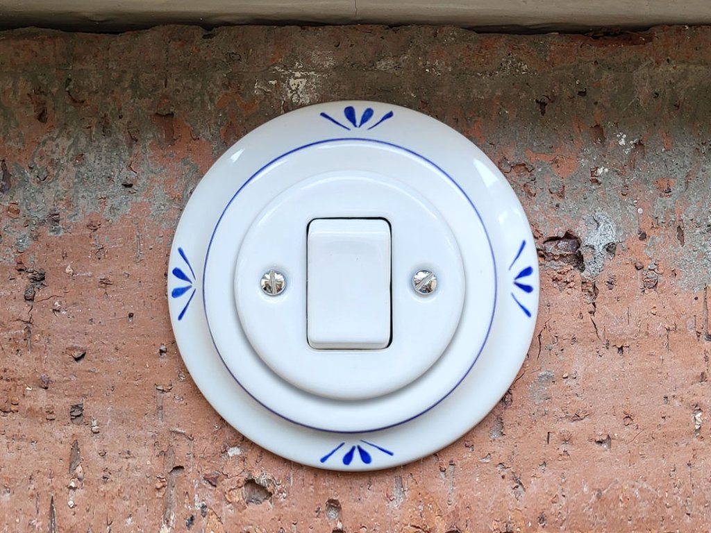 keramicky vypinac zasuvka malovany retro vintage modry selsky dvojlistek typ 7 krizovy S3