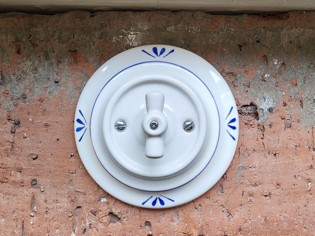 keramicky vypinac zasuvka malovany retro vintage modry selsky dvojlistek otocny S3 02