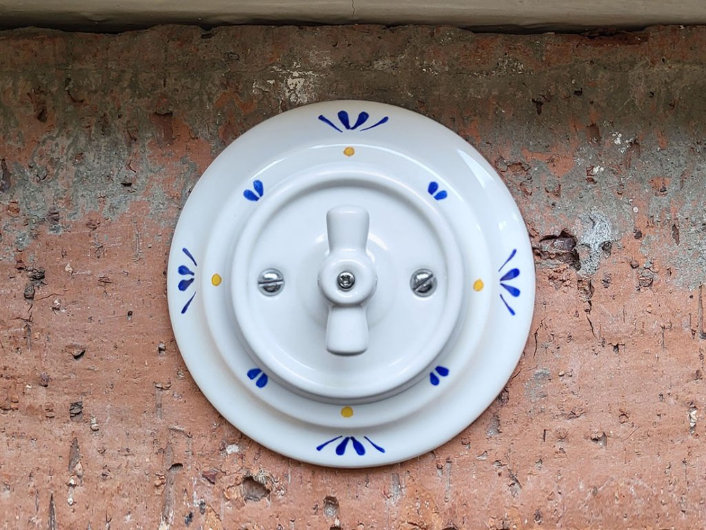 keramicky vypinac zasuvka malovany retro vintage modry selsky dvojlistek otocny S2 02