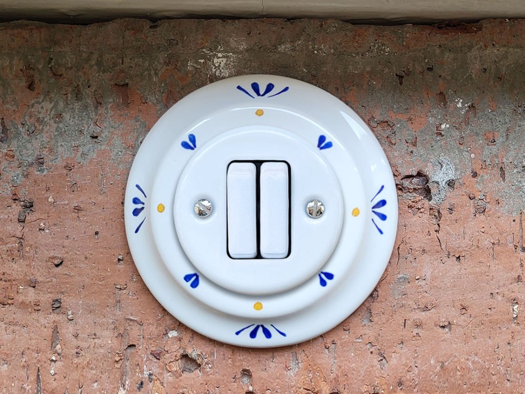keramicky dvojvypinac zasuvka malovany retro vintage modry selsky dvojlistek typ 6+6 kolebkovy S2