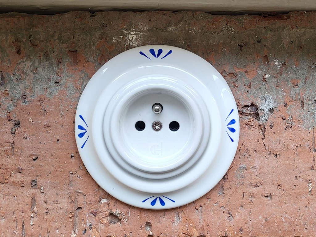 keramicky vypinac zasuvka malovany retro vintage modry selsky dvojlistek zasuvka S1