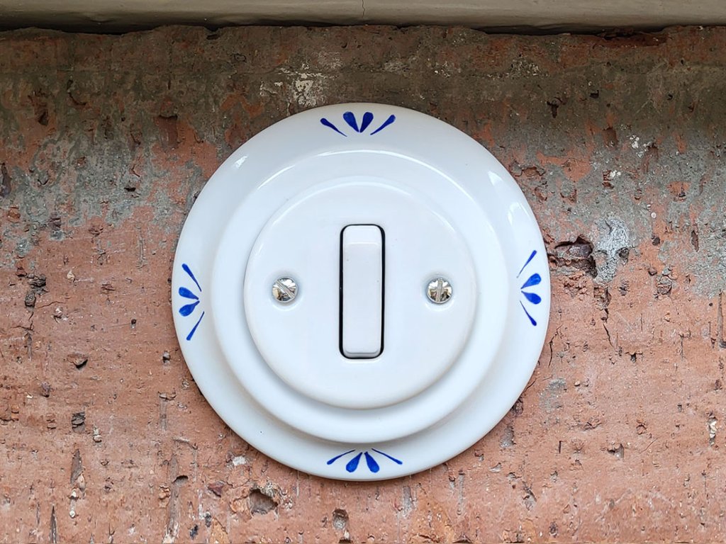 keramicky vypinac zasuvka malovany retro vintage modry selsky dvojlistek typ 6 kolebkovy S1