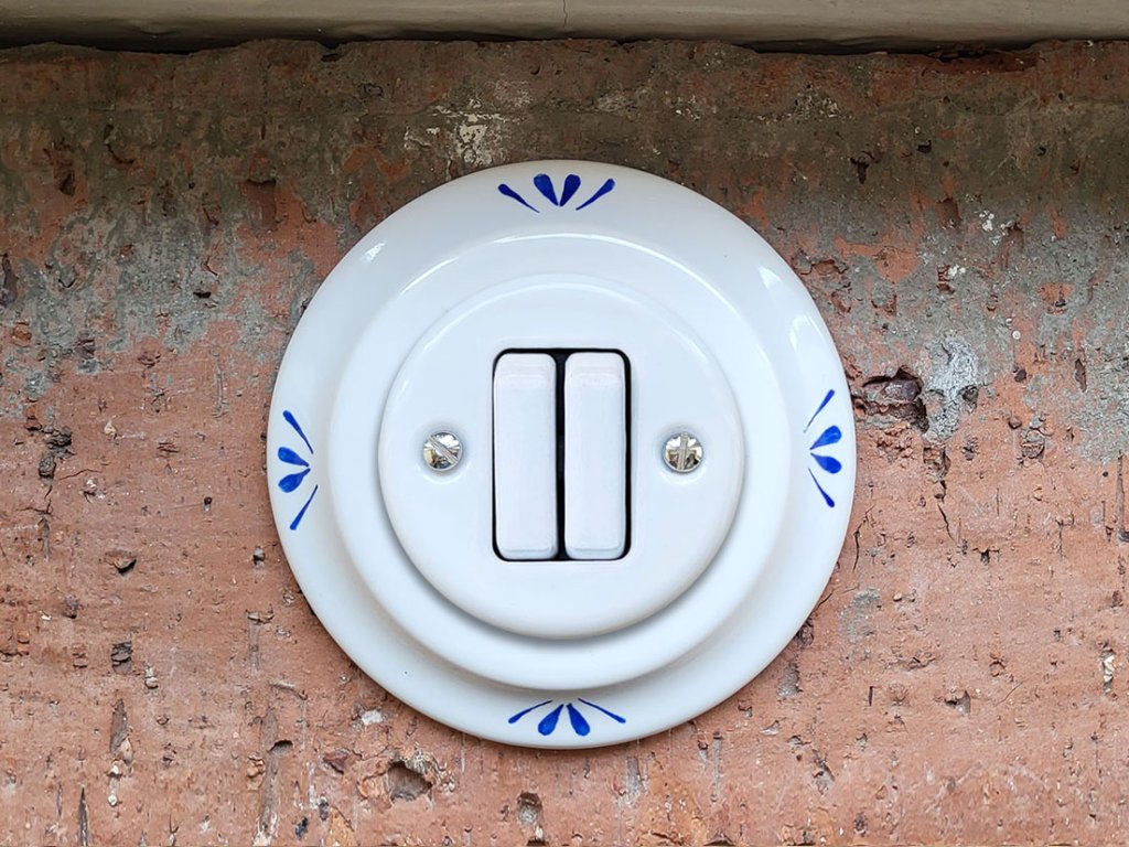 keramicky dvojvypinac zasuvka malovany retro vintage modry selsky dvojlistek typ 6+6 kolebkovy S1