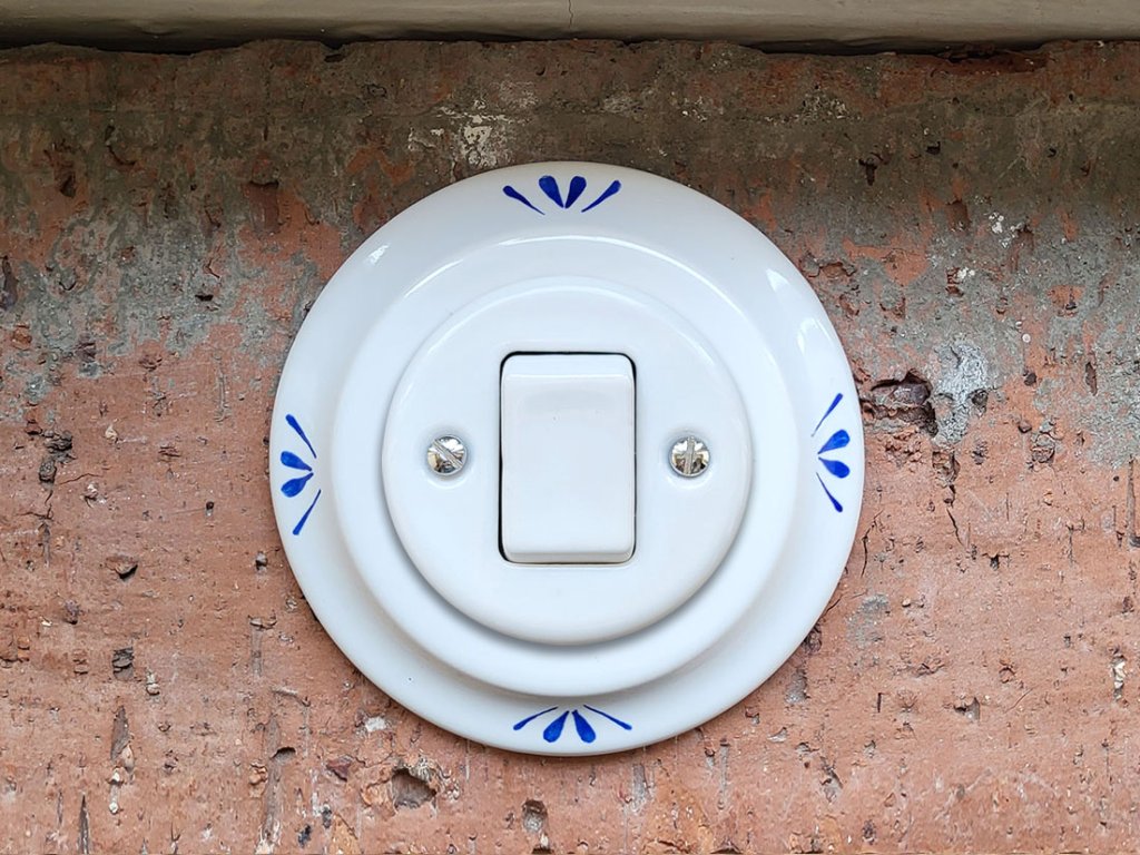 keramicky vypinac zasuvka malovany retro vintage modry selsky dvojlistek typ 7 krizovy S1