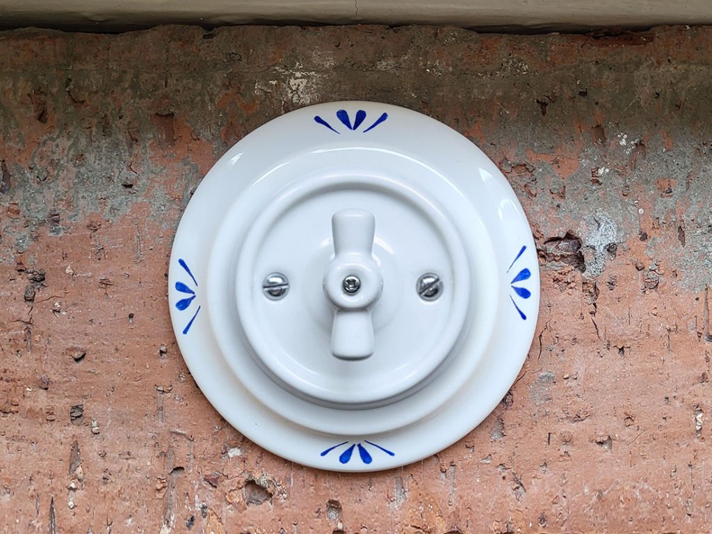 keramicky vypinac zasuvka malovany retro vintage modry selsky dvojlistek otocny S1 02