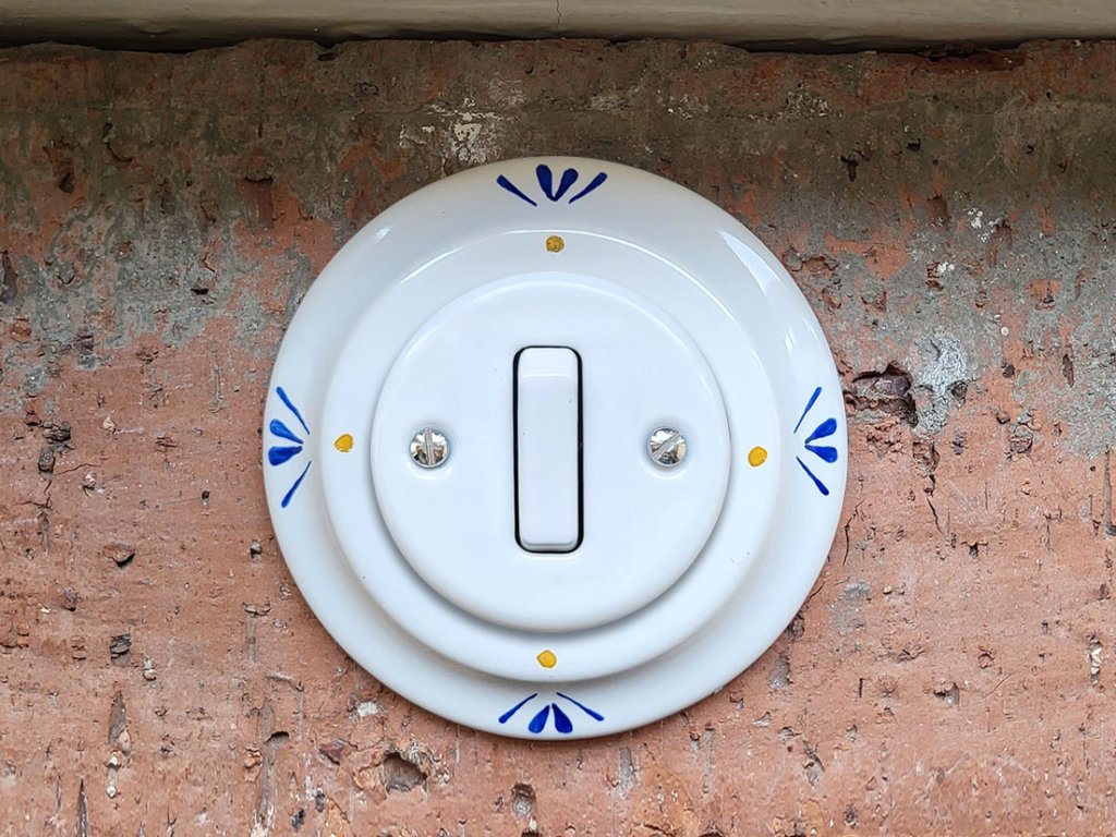 keramicky vypinac zasuvka malovany retro vintage modry selsky dvojlistek typ 6 kolebkovy S4