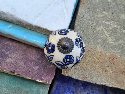uchytka keramicka porcelanova nopka malovana modre kyticky 02