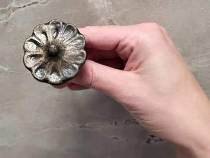 nabytkova uchytka knopka litinova kyticka 48 mm 05