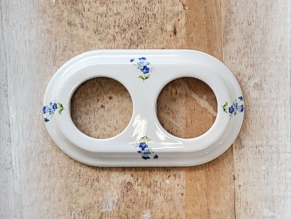 dvojramecek porcelanove keramicke vypinace zasuvky pomnenka F malovane handmade