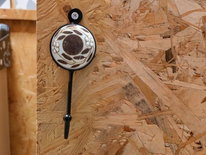 Věšák – háček kovový s keramickou ozdobou – hnědá kytička