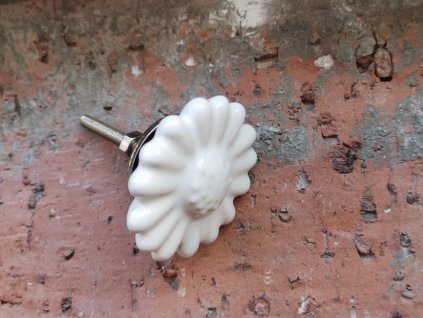 uchytka nopka keramicka porcelanova bila kyticka kopretina 03