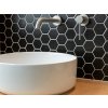hexagon mozaika cerna matna koupelna inspirace 02