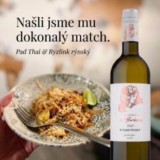 Pad Thai není jednoduchý partner! Sladké 🍰 Kyselé 🍋‍🟩 Spicy 🌶️ Potřebuje víno, co má energii. A Ryzlink rýnský ji má....
